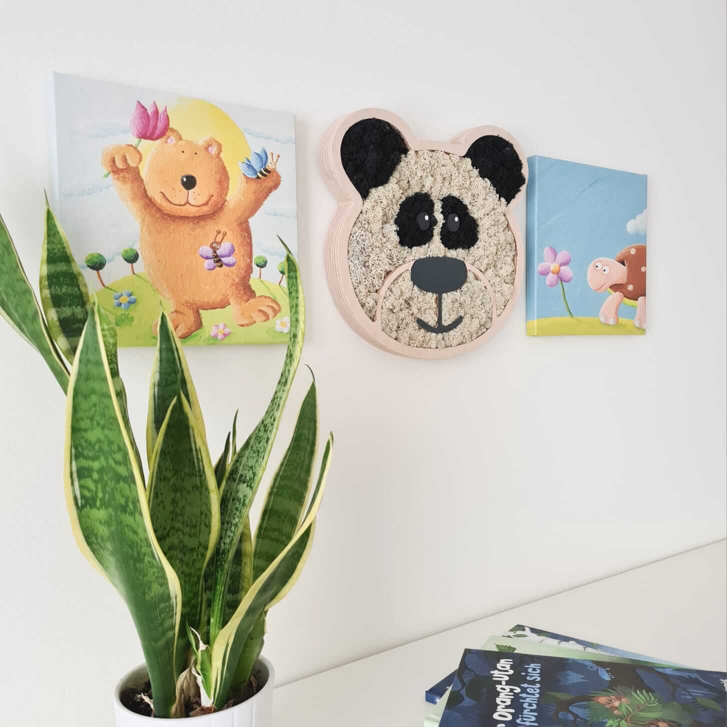 Moosbild Tiergesicht Panda mit Islandmoos, dekorativ im Kinderzimmer mit Illustrationen von Tieren.