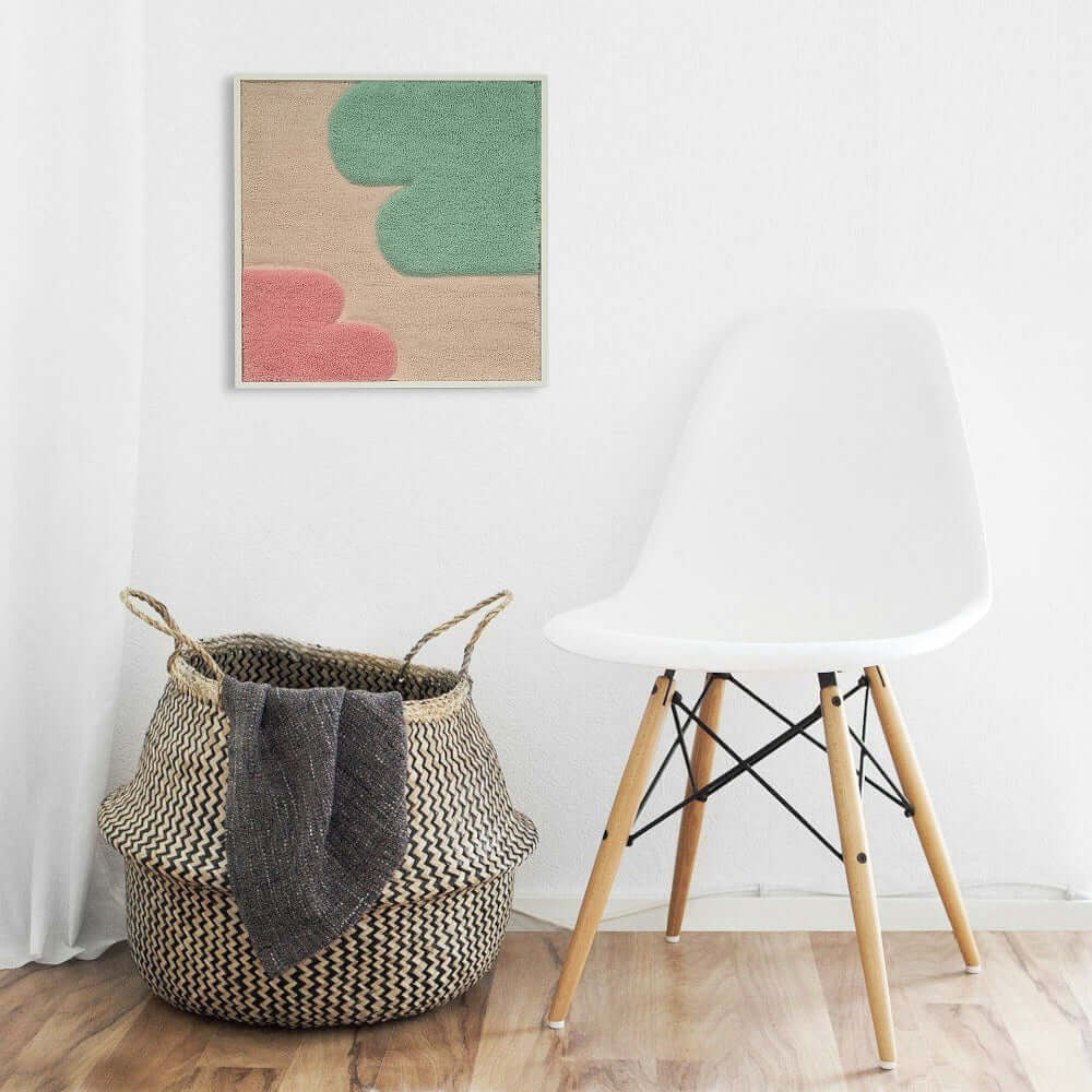handgewebter, handgetufteter Wandteppich in weißem Vollholzrahmen in der Größe 55x55 cm, Wandteppich mit einader zugenwandten Formen in mintgrün und pastelrosa mit beigem Hintergrund, unterschiedliche Florhöhe sorgen für eine besondere 3D-Optik