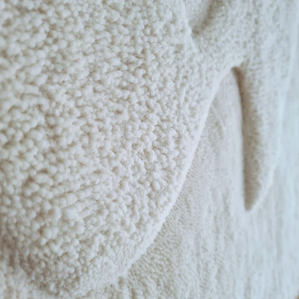 Detailaufnahme Wandteppich – strukturiertes textiles Wandbild in Creme mit moderner Relief-Oberfläche