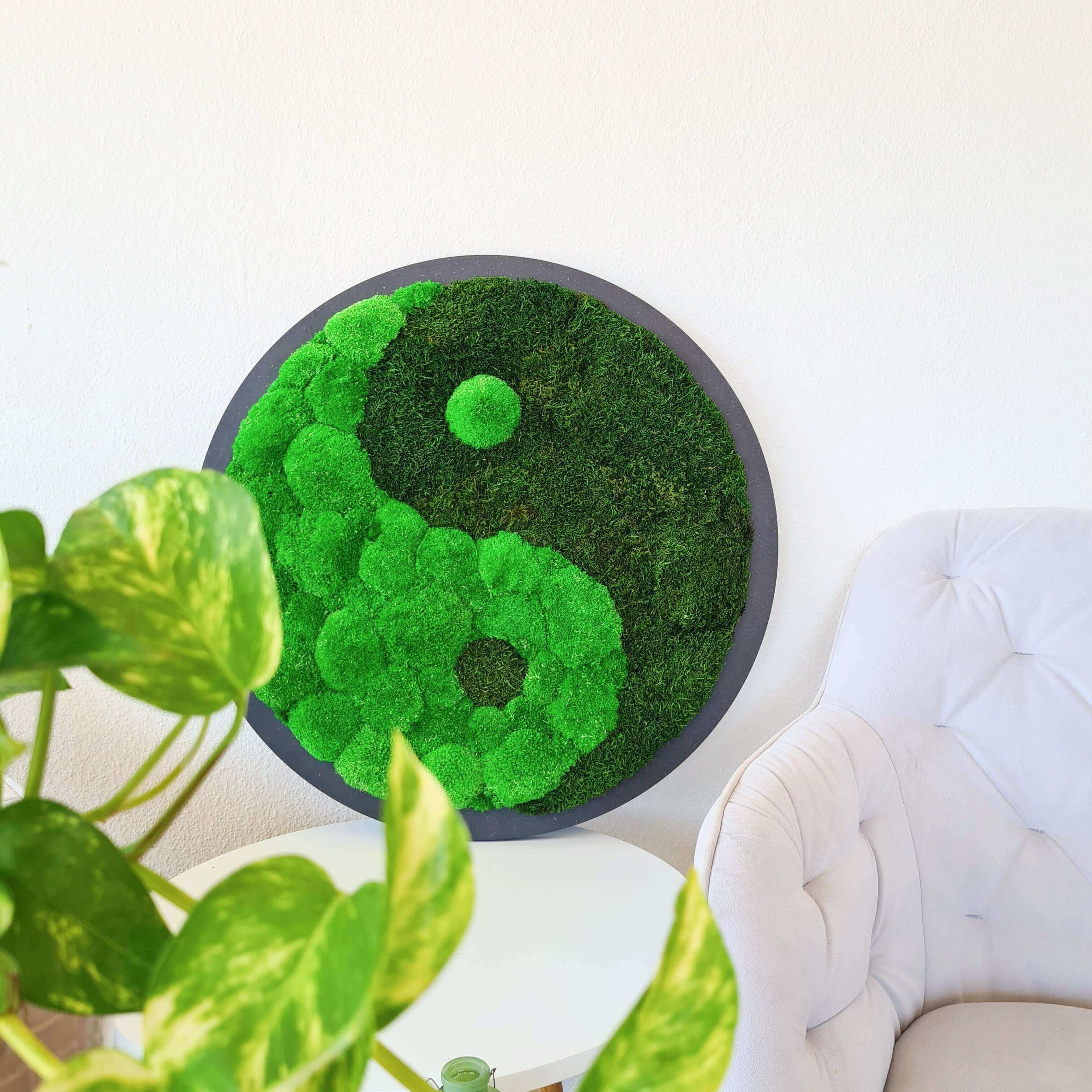 Moosbild Yin Yang 60 cm Durchmesser, Wandbild Yin Yang gestaltet mit flachem Waldmoos und hügeligem Kugelmoos, Moosbild Yin Yang auf randloser MDF Platte mit ca 1,9, cm Tiefe