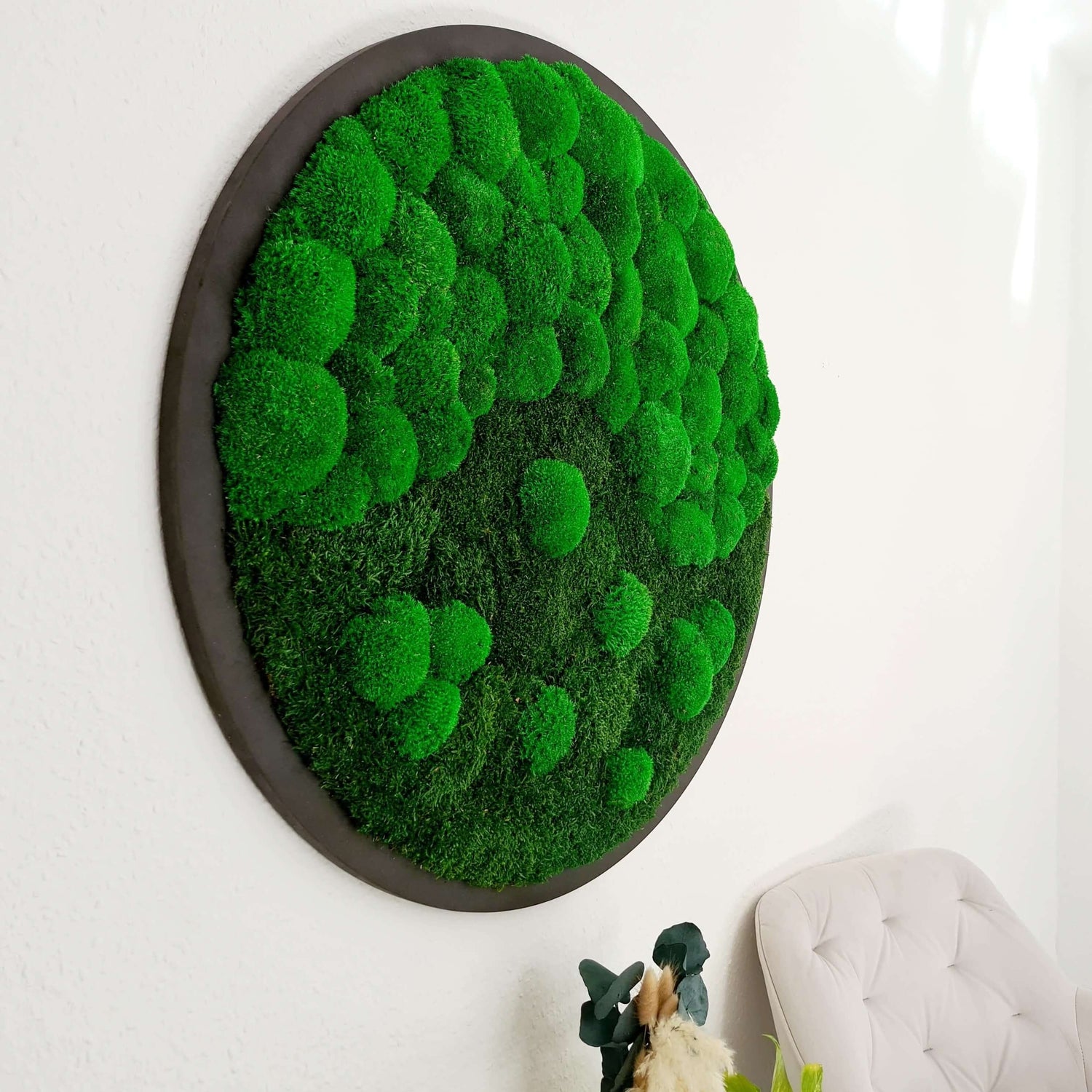 rundes Moosbild 80 cm Durchmesser auf lackierter MDF Platte mit Wald- und Kugelmoss im Wellendesign