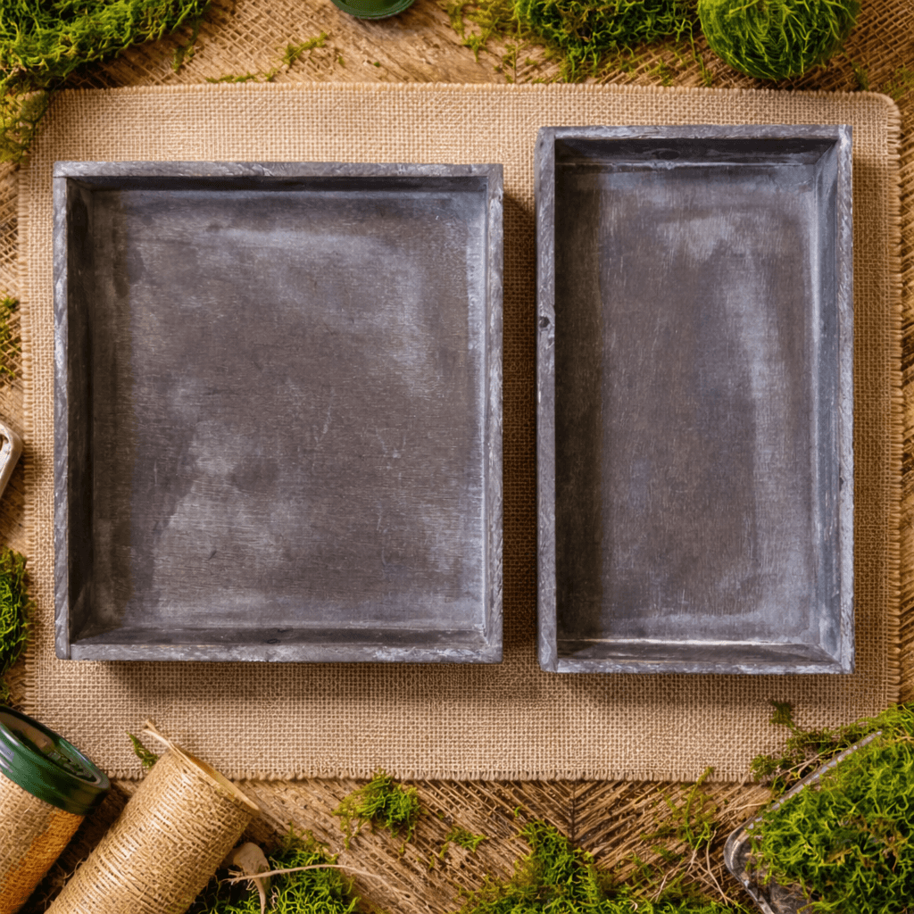 Moosbildrahmen zum Basteln Vintageoptik, rechteckige Holztablets auf einem rustikalen Untergrund.