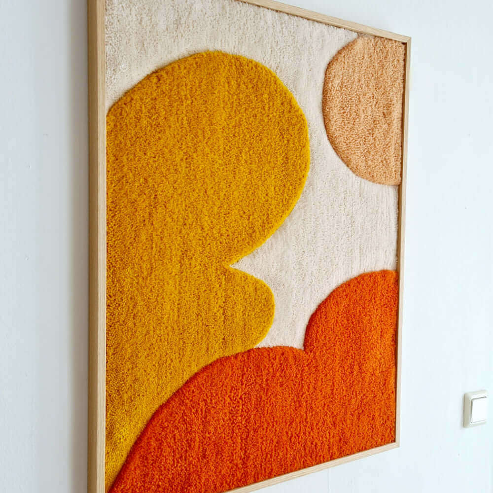 handgewebter, gerahmter Wandteppich in warmen Farben und abstrakten, runden Formen, gerahmter Wandteppich 60x80 cm vertikal hängend